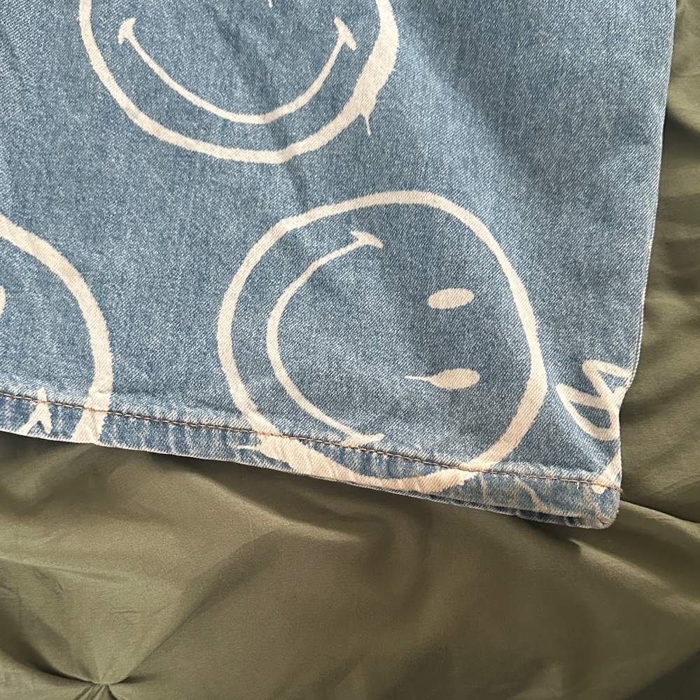 H&M Light Blue Denim High Rise Jeans with White Smiley Print - Picture 7 of 7